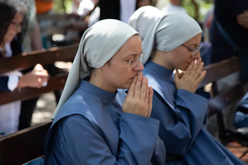 sorelle in preghiera